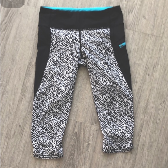 lululemon leggings cropped size 6 great condition black and white. - Picture 3 of 5